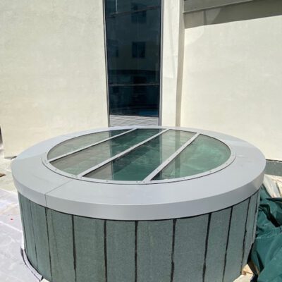 Patio intérieur avec verrière circulaire en acier sur mesure